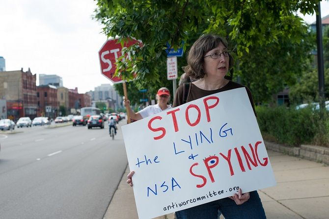 люди протестуют против шпионажа и неприкосновенности частной жизни