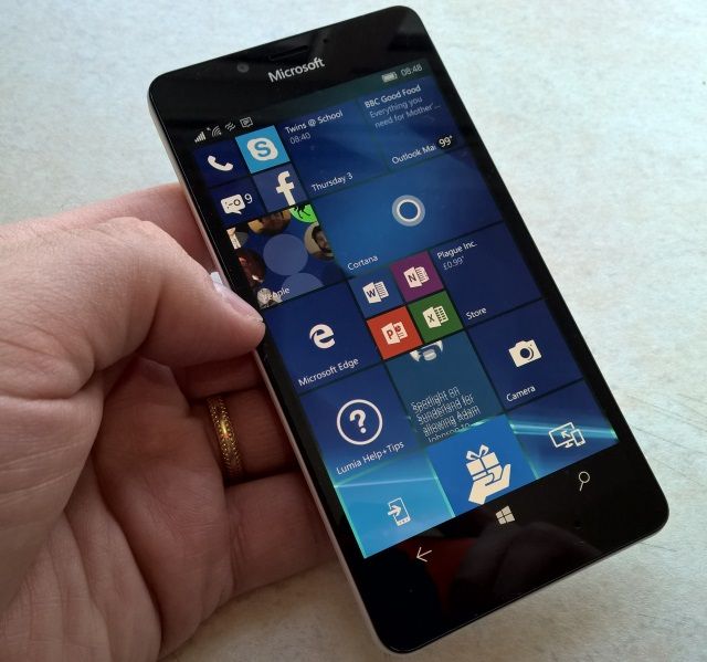 Nokia Lumia 950 оснащен технологией Continuum, которая обеспечивает рабочий стол Windows 10.