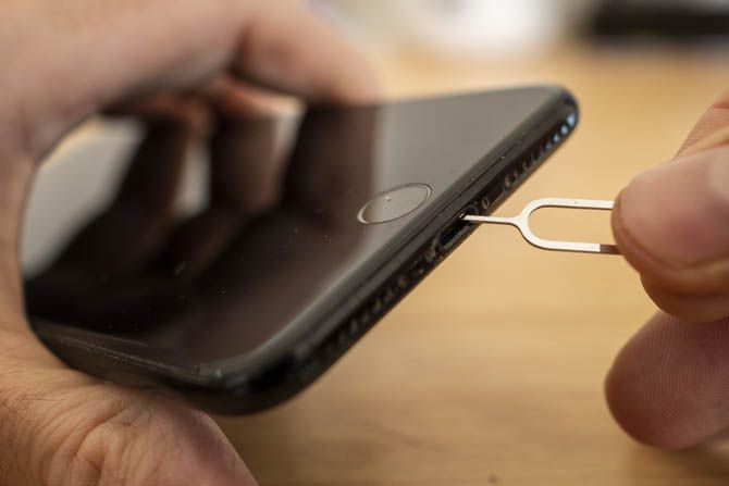 Очистка порта зарядки iPhone с помощью ключа SIM