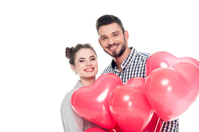 Мужчина и женщина с Валентина's Day balloons
