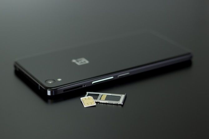 Высококачественные телефоны оснащены лотком или Caddy для SIM-карт