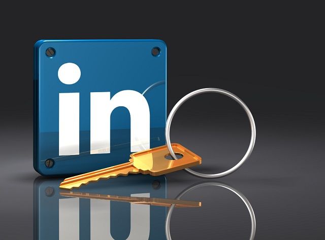 3d иллюстрация большого медного ключа, лежащего перед вертикальным синим логотипом LinkedIn с заклепками