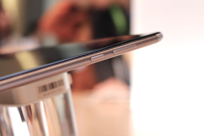 Фотография аппаратных кнопок Huawei MediaPad M5 Lite