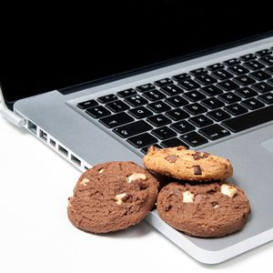 Какие's A Cookie & What Does It Have To Do With My Privacy? [MakeUseOf Explains] What Is A Cookie Intro