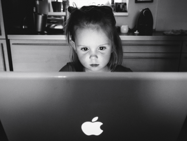 Малыш, используя компьютер