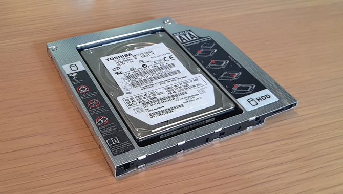 Вставьте HDD в Caddy