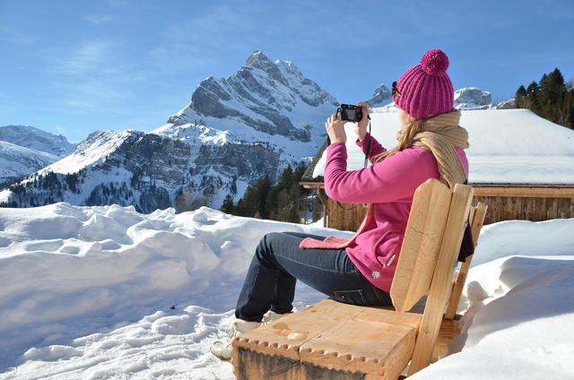5 Девушка с фотоаппаратом в швейцарских Альпах