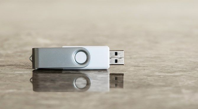 USB-накопитель на мраморе