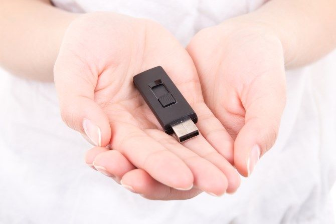 USB-накопитель в руках