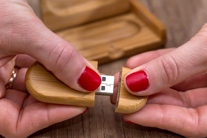 Деревянный USB, открытый руками