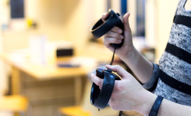 Контроллеры Oculus Touch VR - обзор контроллеров Oculus Touch с использованием 2 670x408