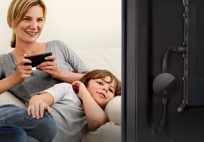Chromecast Ultra Мать Сын за телевизором