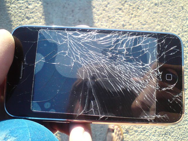 разбитый смартфон