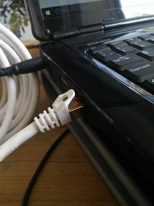 Кабель Ethernet подключен к ноутбуку
