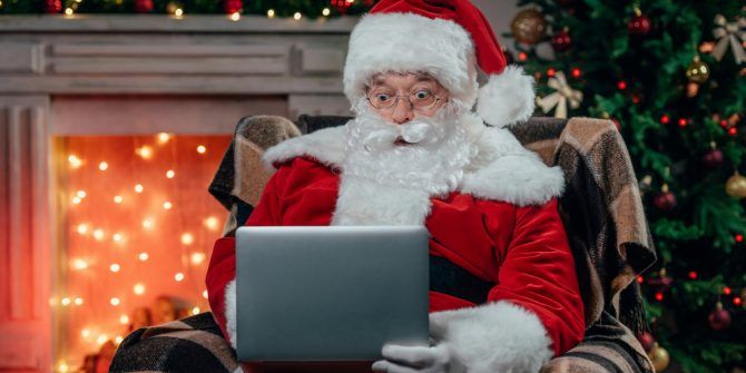 Санта-Клаус с помощью ноутбука