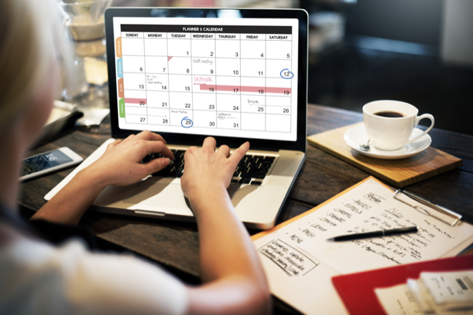 Женщина планирует задачи в своем календаре