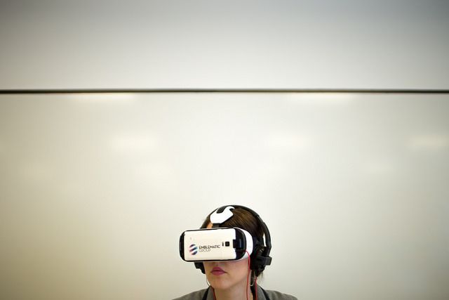 женщина с гарнитурой VR