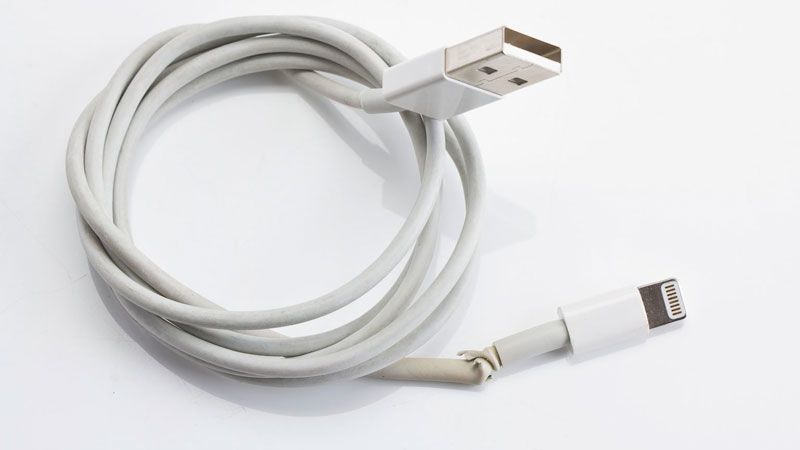 Как подключить iPhone к MacBook: кабель Lightning