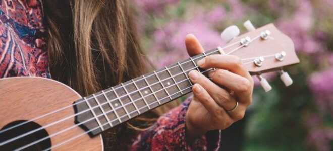 Изучите укулеле песни и аккорды с этими 9 приложениями и руководствами