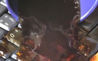 Вы только что пролили воду или кофе на свой ноутбук — вот что нужно делать