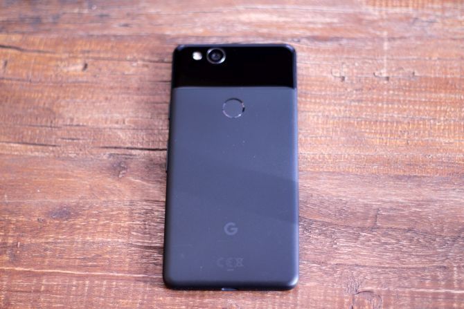 Google Pixel 2 Обзор: это лучший смартфон когда-либо? Google Pixel 2 гибридное металлическое покрытие подделка 670x447