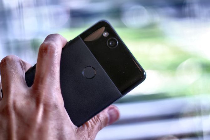 Google Pixel 2 Обзор: это лучший смартфон когда-либо? Google Pixel 2 держит в руке 670x447