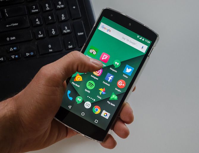 Лучший телефон 2016 года - Android Phone в руке