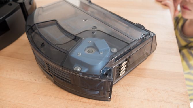 iLife V8s: лучший бюджетный робот-пылесос, который стал еще лучше Мотор ilife v8s в мусорном ящике