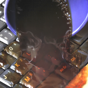 пролитый кофе на ноутбуке