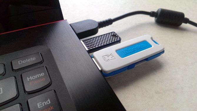 USB-накопитель Kingston подключен к ноутбуку
