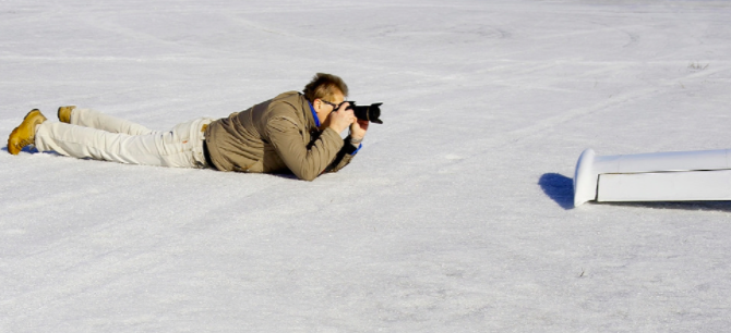 человек фотографирует лежа