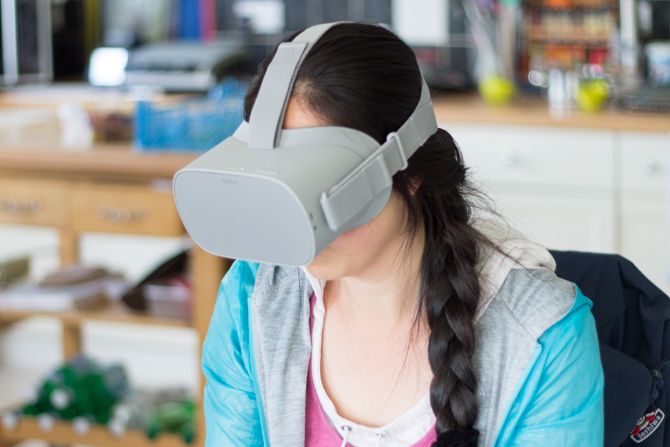 Oculus Go: лучший мобильный VR, который не't Even Need a Phone oculus go in use 1