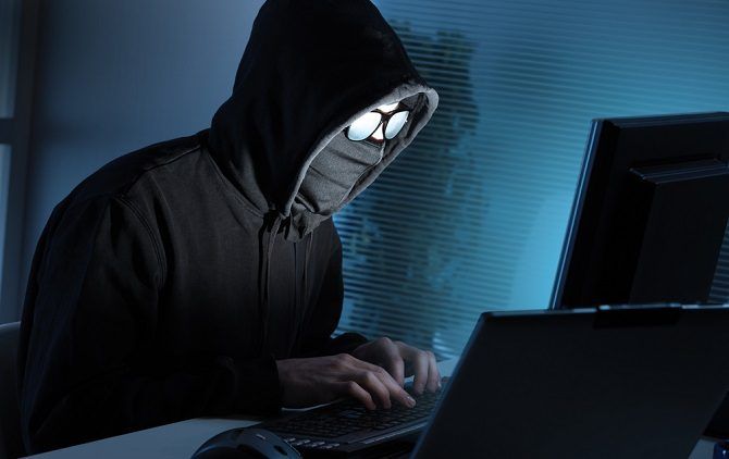 анонимный хакер на ноутбуке
