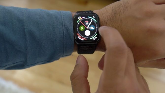 Apple Watch Series 4: бесспорный король умных часов Front Usage 670