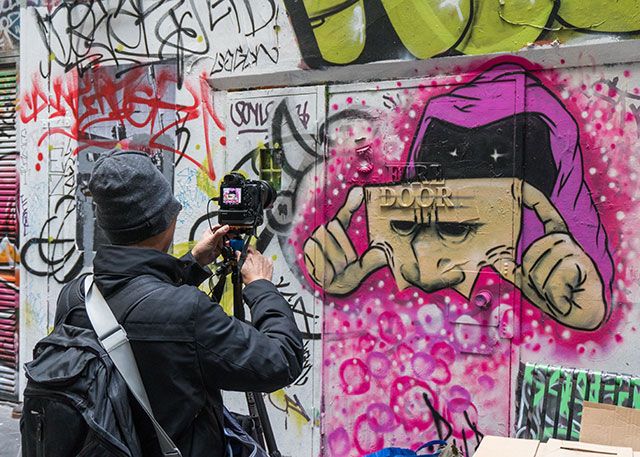 Делая фотографии граффити на пожарной двери