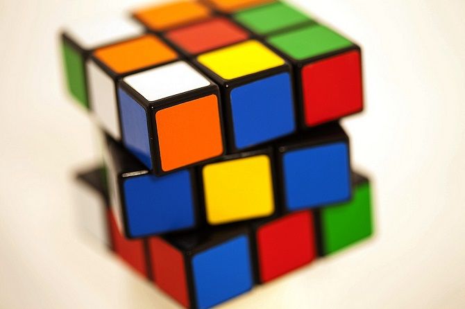 Rubik' />Изображение предоставлено: Sonny Abesamis / Flickr
</p>
<p>Уроки искусства часто начинаются с визуализации кубов или сфер с одним или двумя источниками света, отбрасывающими тени, которые необходимо увековечить. Кубик Рубика дает фотографам аналогичную задачу, хотя и демонстрирует способность вашей камеры запечатлеть поразительные цвета.</p>
<p>Его четкие линии также познакомят вас с концепцией ведущих линий</p>
<p>, что пригодится позже.</p>
<h2>2. Натюрморт</h2>
<p>Как только вы освоили один объект, пришло время добавить больше в микс. И снова, мы можем черпать вдохновение из художественных курсов.</p><script data-noptimize=