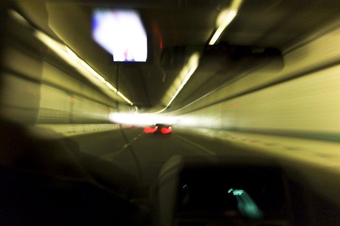 дон' />Изображение предоставлено: owlpacino / Flickr
</p>
<p>Давайте не будем в восторге от SSL-сертификатов, не указав, что это не главное и не конец для безопасности. Да, данные зашифрованы, но только во время транзита. HTTPS означает, что ваше соединение защищено; это не означает, что веб-сервер безопасен.</p>
<p>Представьте, что это туннель, через который вы проезжаете. Туннель означает, что ваш автомобиль не может подвергнуться атаке со стороны сверху, снизу или с любой стороны от вас. Тем не менее, проблемы могут возникнуть, как только вы достигнете места назначения. Вы не знаете, что вас ждет, когда ваша машина остановится.</p>
<p>То же самое касается данных. Он зашифрован, поэтому вы не должны быть жертвой атаки «человек посередине» (MITM)</p>
<p>в то время как это происходит между сетями. Но как только эти данные статичны (то есть хранятся на чьем-то сервере), SSL-сертификаты мало что значат.</p>
<p>Вот почему HTTPS теперь считается основной мерой безопасности, что-то, что сайты должны иметь в качестве стандарта. Дальнейшие меры предосторожности также необходимы!</p>
<h2>Миф 7: «SSL-шифрование надежно защищено»</h2>
<blockquote data-width=