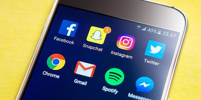 Дос и Дон' /></p>
<h2>10. Не сдавайся</h2>
<p>Профессиональная сеть — это марафон. Это правда, что вы можете расширить свой круг быстрее, чем когда-либо прежде, но мы говорим о разнице между годами и десятилетиями. Сеть требует времени и настойчивости.</p>
<p><strong>Это не значит, что вы должны приставать к одному и тому же человеку снова и снова.</strong> Ничего хорошего из этого не получится — если они не восприимчивы, двигайтесь дальше. Под настойчивостью я подразумеваю, что отказ одного человека не означает, что все отвергнут вас.</p>
<p>Несоответствия случаются по разным причинам. Вы просто должны взять их с ходу и держать себя там. Один за другим ваша профессиональная сеть будет расти, как и ваши отношения и возможности.</p>
<h2>Как вы общаетесь в социальных сетях?</h2>
<p>Поначалу профессиональная работа в социальных сетях может показаться очень неудобной. Но если вы последуете советам выше, вы обнаружите, что это не так уж и плохо — на самом деле, это может быть очень весело! И это может продвинуться вперед в вашей карьере. И в интересах помощи другим читателям, мы хотели бы услышать о ваших профессиональных сетевых приключениях в социальных сетях.</p>
<p><strong>Какую сетевую тактику вы используете в социальных сетях? Кто из них показал успех, а кто потерпел неудачу? Дайте нам знать в комментарии ниже!</strong></p>
<p>Кредиты изображений: TATSIANAMA / Shutterstock</p>
<p><div class=