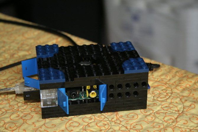 18 Интересные идеи для DIY Raspberry Pi Case Дарренни Пи Лего 670 670x447