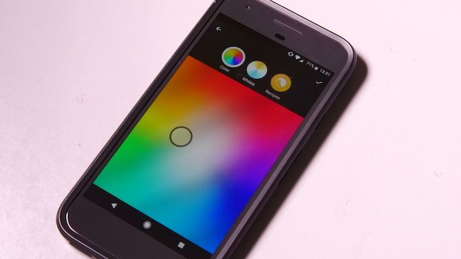 Выбор цвета Philips Hue на мобильном телефоне