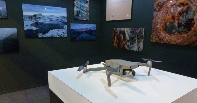 Дроны на IFA 2018: что' /></p>
<p>Mavic 2 Pro оснащен камерой Hasselblad L1D-20c с 1-дюймовым CMOS-сенсором изображения и разрешением 20 мегапикселей. Это одна из лучших камер на дроне на сегодняшний день, и, что немаловажно, имеет регулируемую диафрагму с диапазоном от f2.8 до 4.11. Для серьезного фотографа-беспилотника регулируемая диафрагма может привести к нескольким классным снимкам с помощью дрона. Он также может делать 10-битное HDR-видео для захвата до 1 миллиарда цветов.</p>
<p>DJI Mavic 2 Pro стоит в США 1449 долларов.</p>
<div style=