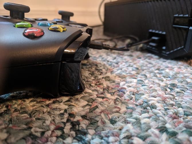 Xbox-One-Controller-Connected-кабель