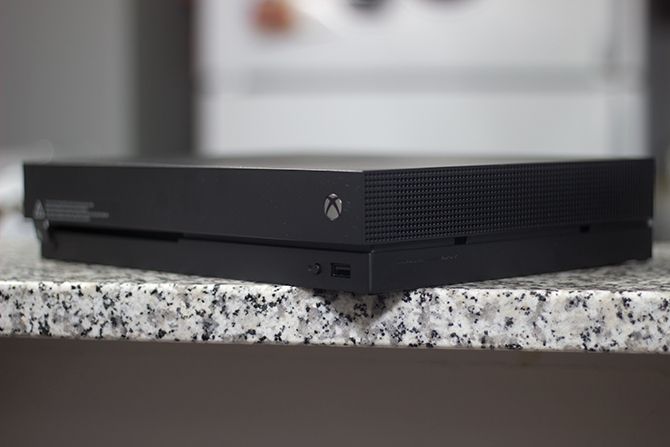Xbox One X Обзор: это' /></p>
<p>Теперь, перейдя на ПК, вы откроете новую банку с червями. За 500 долларов у вас не будет ПК, на котором можно запускать нативные игры 4K. Тем не менее, вы можете получить один со спецификациями, которые довольно близки к тому, что One X. Согласно PC Gamer, они построили буровую установку за 500 долларов США с 8 ГБ ОЗУ, 3 ГБ GeForce 1060, Intel Pentium G4560 и SSD. Тем не менее, как указано в статье, играть в игры 4K не удастся, и именно здесь One X продвигается вперед.</p>
<p>Конечно, с ПК вы получаете универсальность полноценного компьютера и всего остального, что может. Xbox One остается закрытой платформой. Это также дает некоторое удобство, так как каждая игра, которую вы покупаете, будет работать без проблем, вы сможете легче играть на диване, и вам не придется беспокоиться об обновлениях позже.</p>
<p>Я не хочу обсуждать плюсы и минусы игровых приставок и ПК</p>
<p>, поскольку у них обоих есть много. Я просто смотрю на различия между ними, чтобы помочь вам решить, куда лучше потратить ваши 500 долларов. Лично, если вы смотрите в этом ценовом диапазоне, я бы выбрал Xbox One X.</p>
<p><noscript><img decoding=