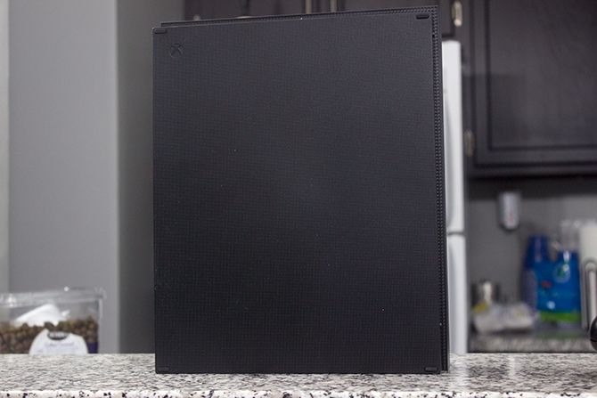 Xbox One X Обзор: это' /></p>
<p>Что касается внешнего вида, Microsoft пошла с очень минималистским стилем. Это просто низкопрофильный черный ящик. Лично мне больше нравится внешний вид Xbox One S, так как он выскочил немного больше, но это все вопрос личных предпочтений.</p>
<p>Контроллер более или менее такой же, как и всегда, но он имеет немного более грубую текстуру, чем стартовый, и это обеспечивает немного больше контроля. Я также обнаружил, что материал контроллера вызывает меньше пота рук, что всегда является желанным улучшением.</p>
<h2>Вердикт</h2>
<p>Я чувствую себя настолько противоречивым, когда речь заходит о рекомендации по Xbox One X. С одной стороны, в самой консоли нет ничего плохого. Как рекламируется, это самая мощная консоль на рынке. Он работает красиво и круто, игры выглядят великолепно, и это чертовски красиво выглядит. С другой стороны, на нем просто недостаточно демонстрационных игр, чтобы тратить $ 500 на разумные инвестиции прямо сейчас.</p>
<p>Я полностью ожидаю, что, оглядываясь на этот обзор через год, я буду петь совершенно другую мелодию по вопросу игры (или, по крайней мере, надеюсь, что так и будет).</p>
<p>Если у вас еще нет Xbox One, и у вас есть телевизор 4K, тогда рассмотрите новейшую модель как способ защитить ваши игры от будущего. Если у вас есть только телевизор 1080p, вы увидите некоторую выгоду от One X, но, вероятно, этого недостаточно, чтобы оправдать тот факт, что он стоит в два раза дороже Xbox One S. Если у вас уже есть Xbox One, вам нужно просто придерживаться с той, что у вас есть, пока мы не увидим, какие другие игры появятся и как они выглядят. Это просто не стоит обновлять на данный момент.</p>
<p><div class=