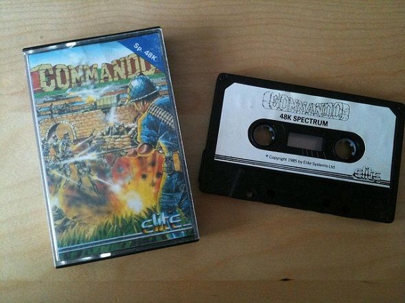 7 знаков вам' /></p>
<p>Кассетные ленты были отправлены на свалку истории всеми хипстерскими хипстерами</p>
<p>и я подозреваю, что молодым геймерам будет трудно поверить, что видеоигры когда-то выходили на кассеты. Картриджи, компакт-диски и Blu-Ray действительно испортили эти невинные молодые.</p>
<p>Хотя играть в игры на кассетной ленте было определенно привлекательным: звуки, издаваемые при загрузке, теперь наполняли меня ностальгической радостью, и это означало, что делиться играми с друзьями стало намного проще, чем сейчас. Я не уверен, что я бы приветствовал эти вещи обратно, если бы это означало также принятие этих длительных периодов загрузки.</p>
<div style=