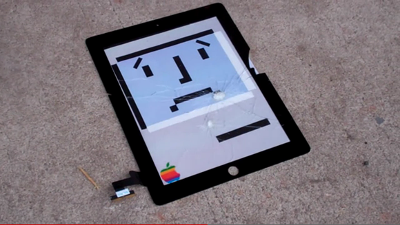 4 причины я' /></p>
<p>Достаточно сказано.</p>
<h2>4. Светящиеся экраны сосут для чтения</h2>
<p>Единственная причина, по которой мне может понадобиться планшет, — это чтение: книги и новостные статьи — мои любимые вещи.</p>
<p>Проблема: большую часть дня я смотрю на светящийся экран и не хочу, когда мой рабочий день закончился. Поэтому я предпочитаю читать книги на экране электронных чернил или, что еще лучше, настоящие бумажки. На мой взгляд, мне легче, и гораздо легче заснуть, если вы не смотрите на экран перед сном.</p>
<p>Еще лучше: книги и планшеты не постоянно напоминают мне о непрочитанных электронных письмах и сообщениях в Твиттере. Я не могу сосредоточиться на книге, если мне постоянно напоминают о других, менее значимых информационных потоках. Возможно, у других людей больше дисциплины, чем у меня, но мне легче сосредоточиться без быстрого доступа к отвлекающим факторам.</p>
<p>Еще лучше: поскольку мой нетбук стоил мне всего 200 долларов, я легко могу позволить себе считыватель электронных чернил. В совокупности стоимость моего нетбука и моего электронного ридера не приближается к стоимости планшета.</p>
<h2>Заключение</h2>
<p>Я люблю свой нетбук и отказываюсь извиняться за это. Это не дорого и одноразово, это хорошо для производства, а не просто для потребления, и это не очередной светящийся экран, на который я могу смотреть.</p>
<p>Не согласен? Вы имеете право на Оставьте свой беспорядок в комментариях ниже, потому что я, конечно, оставил свой выше.</p>
<p><div class=