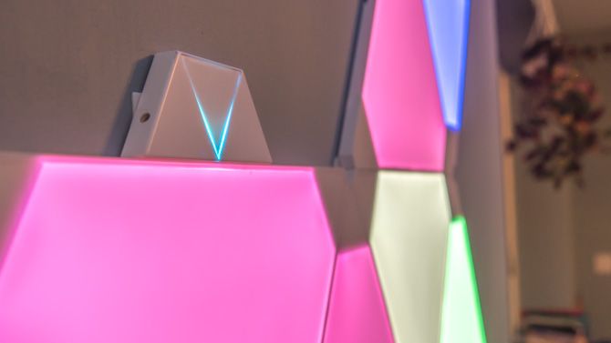 Световые панели Nanoleaf: интеллектуальное освещение' /></p>
<p>Поскольку микрофон и вычисления выполняются на самом устройстве, задержка сигнала отсутствует. Панели немедленно реагируют на звуки. Это в отличие от любого другого интеллектуального светового решения на рынке, которое использует возможности микрофона вашего смартфона. Например, в случае Philips Hue ваш телефон должен выполнять анализ звука через специальное приложение, которое затем отправляет сигнал через Wi-Fi на маршрутизатор, через проводную сеть в концентратор Hue… затем через другой беспроводной Подключение Zigbee к лампе, и, возможно, даже дальнейший переход к другой лампе, если они настроены в виде сетки. Все это означает, что режимы реагирования на музыку обычно не так хороши. Цвета могут мигать, но редко в соответствии с реальным ритмом.</p>
<p>Ваш телефон даже не должен быть включен, чтобы ошеломляющие световые дисплеи световых панелей Nanoleaf включились! Единственный раз, когда вам нужен ваш телефон, это если вы хотите загрузить дополнительные сцены ритма с сайта сообщества.</p>
<p><noscript><img decoding=