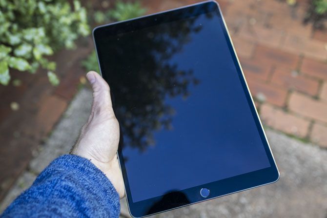Обзор iPad Pro 10.5: достаточно ли хорошего iPad? ipad pro 105 hand