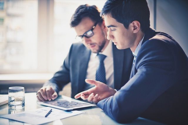 бизнес-анализ-совещание-планшет