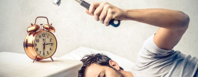 Досадная утренняя рутинная банка' /></p>
<p>Даже если вы не настроили свой утренний плейлист в качестве будильника, удобно иметь его под рукой, чтобы нажать <strong>Играть</strong> как только вы спуститесь вниз, готовя свой первый кофеин.</p>
<p>Психологические и физиологические эффекты, которые будет иметь тщательно подобранный плейлист, почти наверняка помогут поднять ваше настроение, повысить мотивацию и повысить производительность.</p>
<p><strong>И теперь вам нужно сообщить нам, какие песни помогут вам проснуться утром. Поэтому, пожалуйста, дайте нам знать в комментариях ниже!</strong></p>
<p>Авторы изображений: NotarYES через Shutterstock, Lightwavemedia через Shutterstock.com, Младен Митринович через Shutterstock.com, Олли через Shutterstock.com</p>
<p><div class=